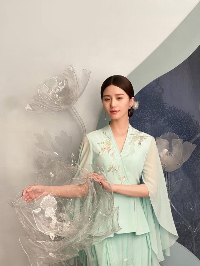 刘诗诗|唐嫣刘诗诗被催进组，最新作品停留在前年，已彻底赶不上其他85花