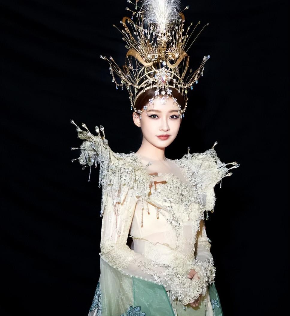 关晓彤|金鸡奖造型大赏：倪妮柳岩大秀身材，关晓彤陈妍希造型又翻车！