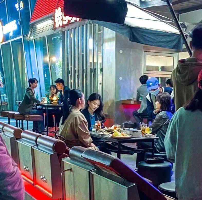 刘涛|44岁秦海璐拍戏被偶遇，额头光亮被指填充过度，与刘涛对比太明显