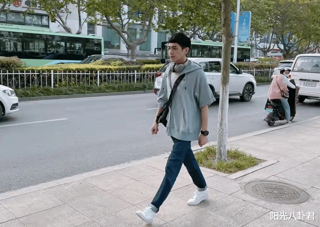 罗云熙|双腿细似竹竿，体型堪比纸片，内娱男星的审美真是太“畸形”了