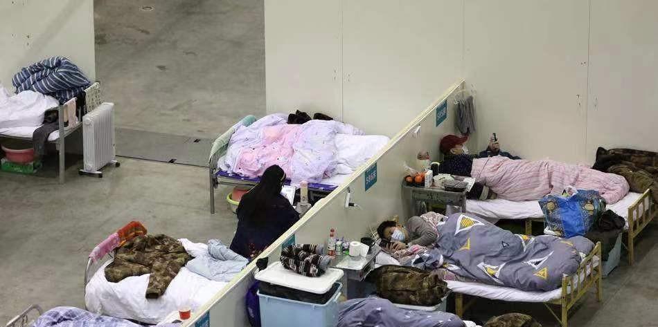 18岁女生怒斥方舱工作人员,挨冻一晚无人问津,官方回应来了