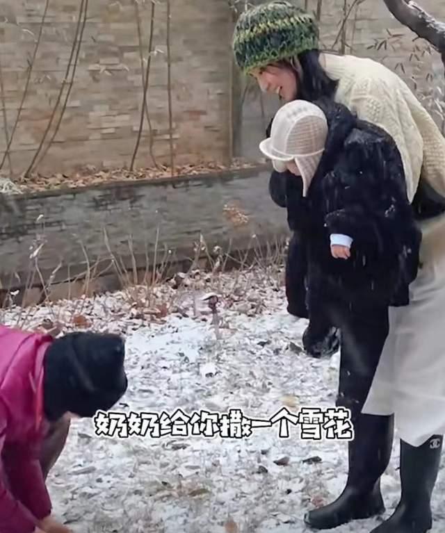 海哈金喜|海哈金喜带女儿赏雪,奶奶和孙女互动有爱,太温暖!