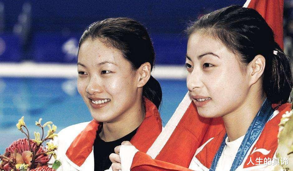 伏明霞|伏明霞:嫁给大26岁的富豪梁锦松,只为爱情,生3个孩子很幸福