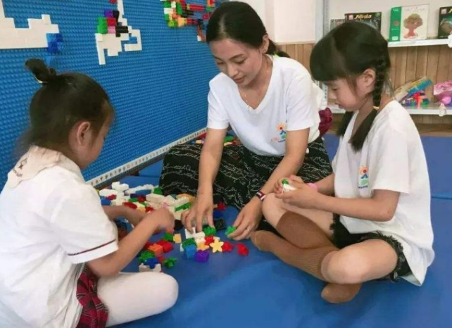 学前教育|学生身上藏录音笔被老师发现，家长主动道歉，隔天老师便离职