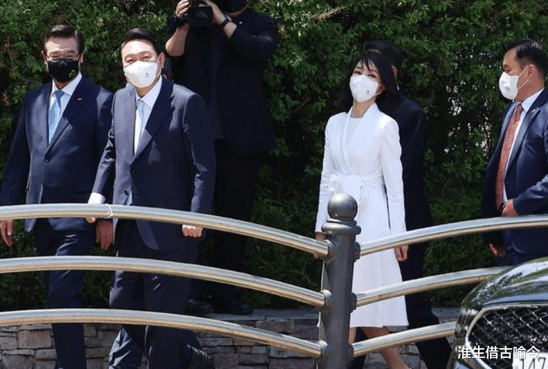 韩国 韩国50岁第一夫人：穿韩服好美，一身白裙迎接肯尼亚第一夫人真嫩
