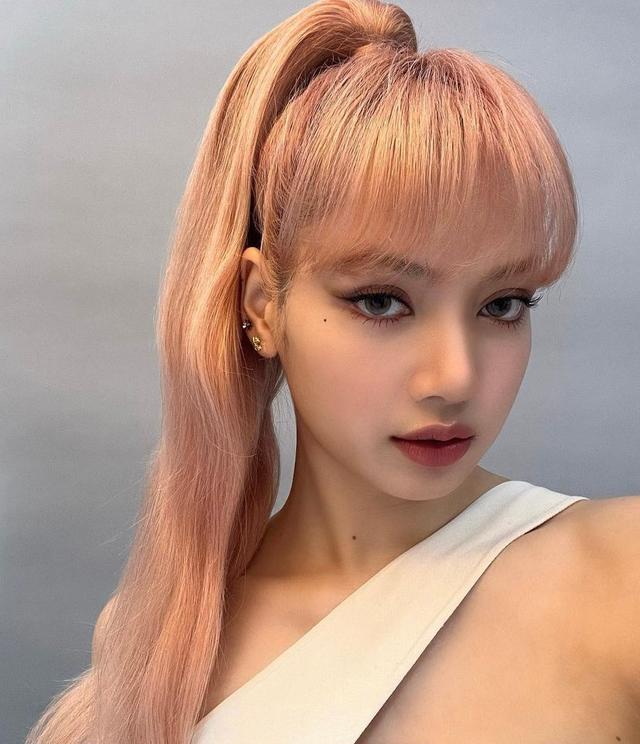lisa Lisa新造型告别万年铁刘海标签，上热搜引粉丝热议：同样是人间芭比
