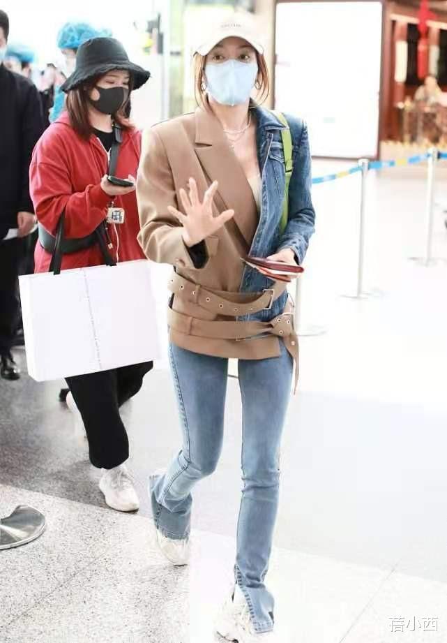 秦岚|“秦岚”真是越来越会打扮了,拼接外套搭牛仔裤,个性有范还时髦