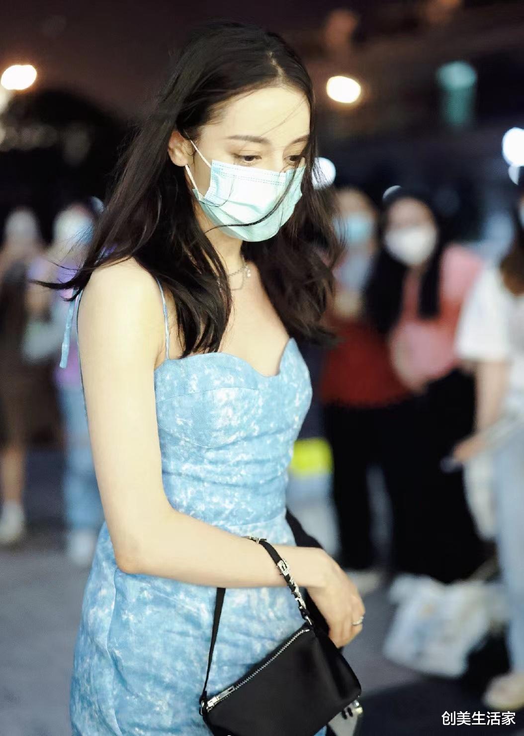 迪丽热巴|迪丽热巴机场私服，穿冰蓝色吊带长裙配平底凉拖，清爽干净且随性