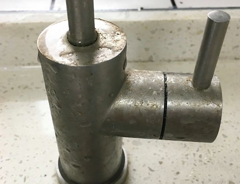 不锈钢锅里外都是“脏”东西!学会这么做,轻松去除顽固污垢