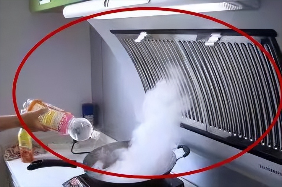 油烟机买“侧吸”还是“顶吸”?听过来人说完,才发现自己买错了