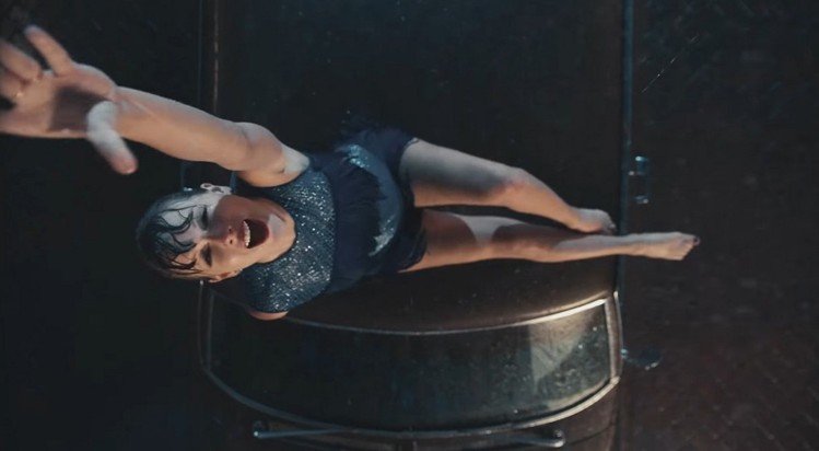 明星 明星做自己有多难？霉霉新歌改用神奇女侠同款唇膏竟是如此寓意