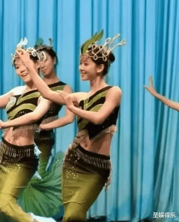 章泽天|章泽天不愧是“清华校花”,旧操赛照片曝光,谁看了不是初恋呢?