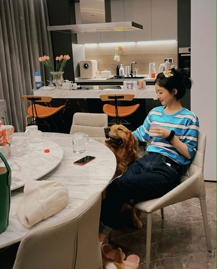 赵丽颖|闺蜜晒与赵丽颖合照，二人手牵手逛街心情好，熬大夜谈心姐妹情深