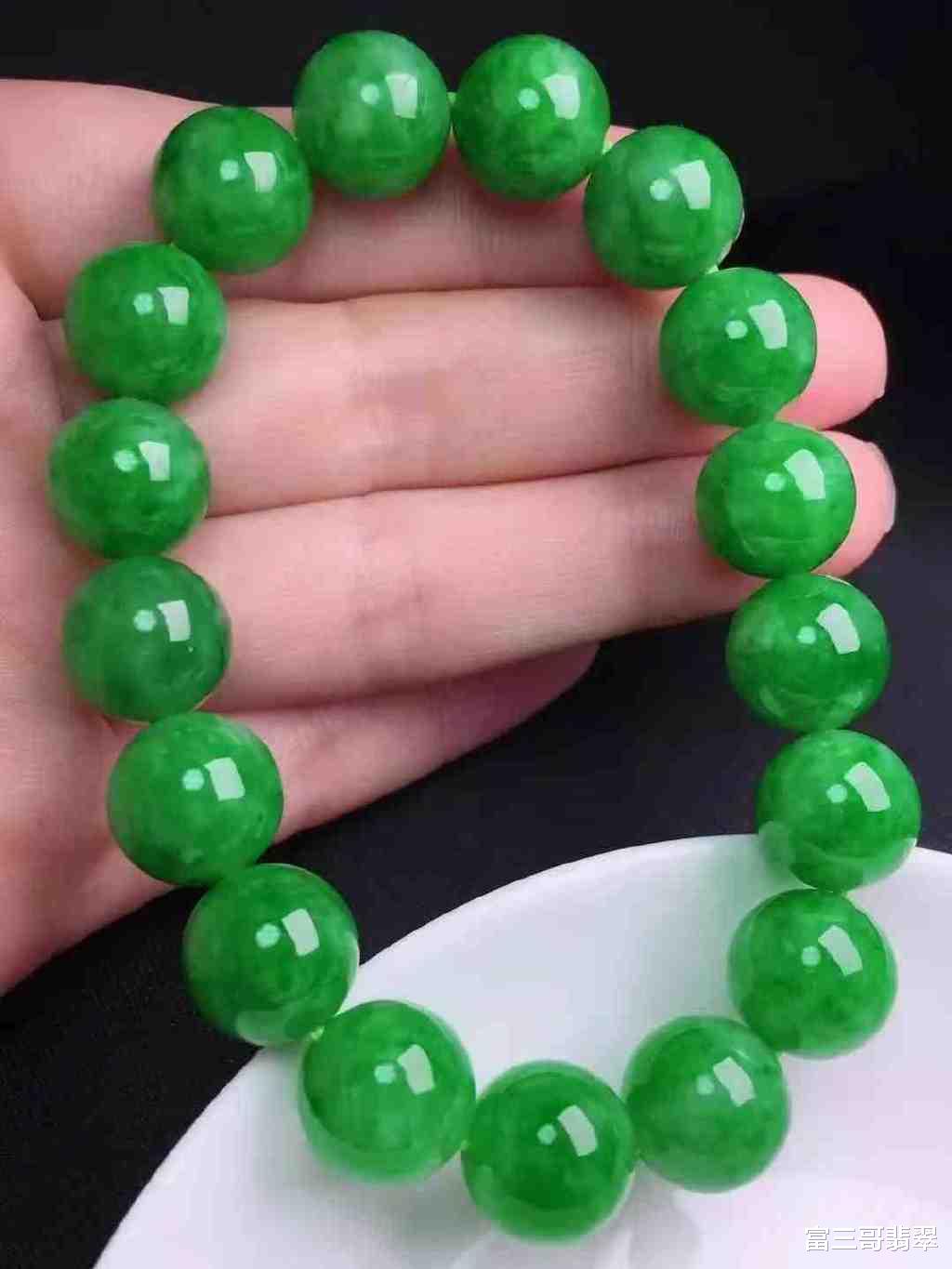 翡翠|顶级帝王绿翡翠《长城》,价值5亿6千万港元!