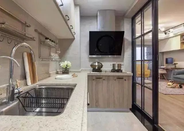 91平三室新房,把鞋柜放在门外,客厅背景墙打满柜子,太霸气实用