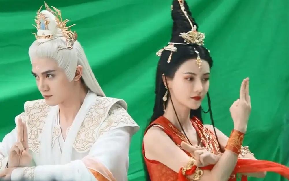 罗云熙|《长月烬明》细节满满的海报,有澹台烬的龙车,罗云熙的粉丝有才