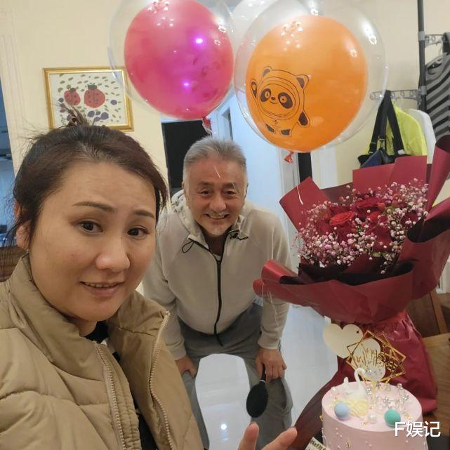 吴岱融|TVB老戏骨吴岱融送鲜花为老婆庆生 夫妻俩甜蜜搂在一起切蛋糕