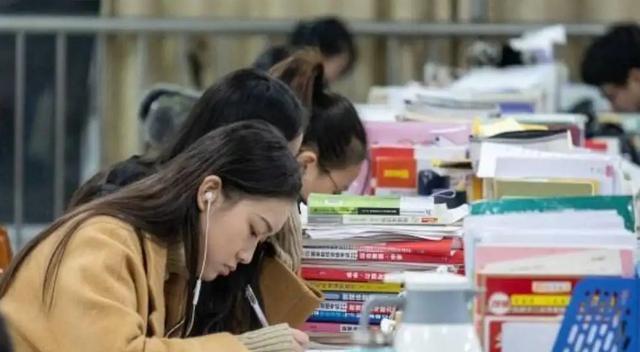 大学生|笔试3.17分考上事业编，全靠面试成绩逆风翻盘？官方回应未能服众