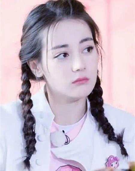 热巴 热巴：龙须刘海过时了，发型师：试试御姐风？看到效果后：我可以