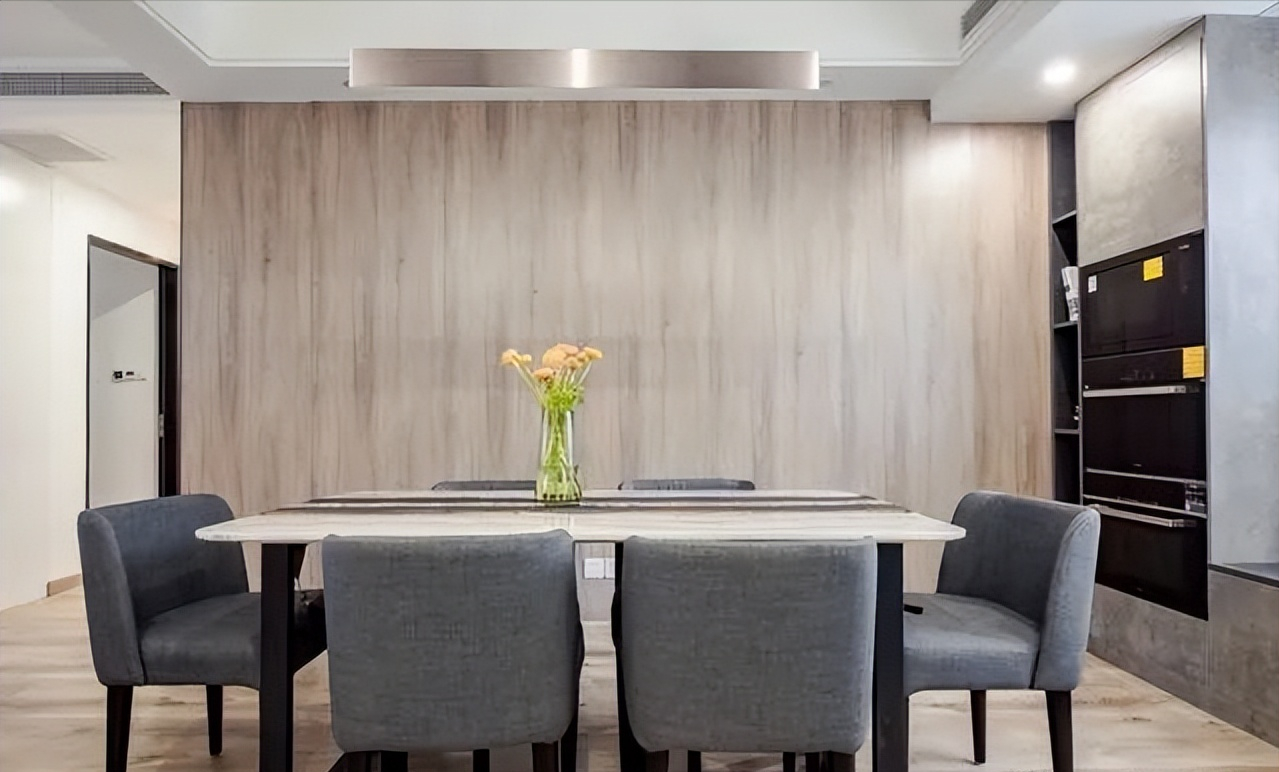 越来越多人开始不做电视墙,学他家定制一排柜子,美观实用还大气