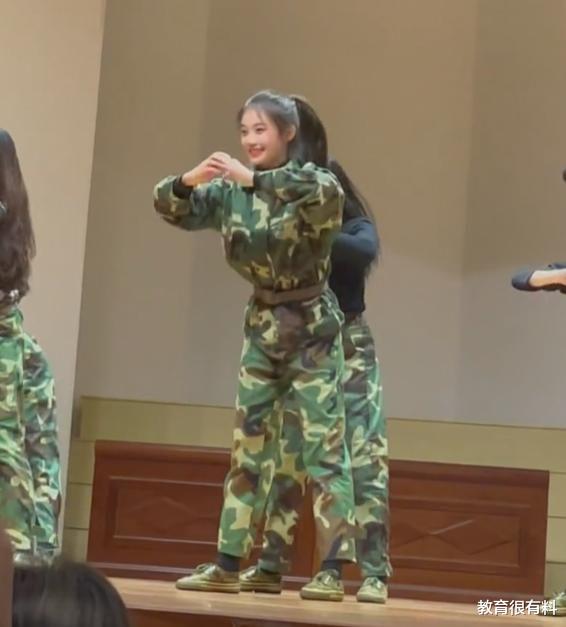 微笑|美女大学生穿军训服跳舞，面带微笑，活力四射，网友：堪比女团