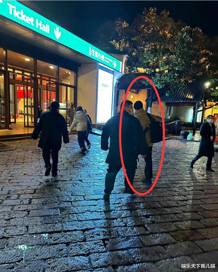 张兰|王一博现身乌镇戏剧节，绿衣黑帽圆脑袋，亲自背重重的行李包办理入住惹心疼