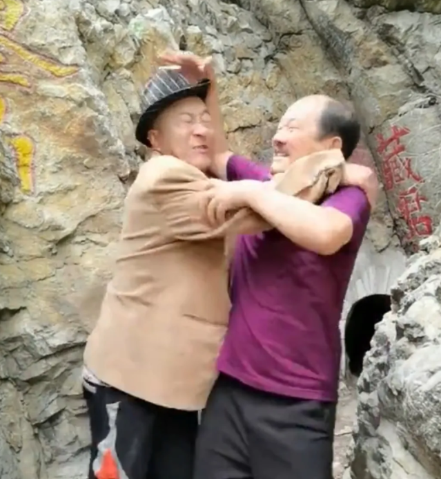 唐鉴军|赵家班内乱爆发？网传唐鉴军和刘小光为抢资源，在象牙山大打出手