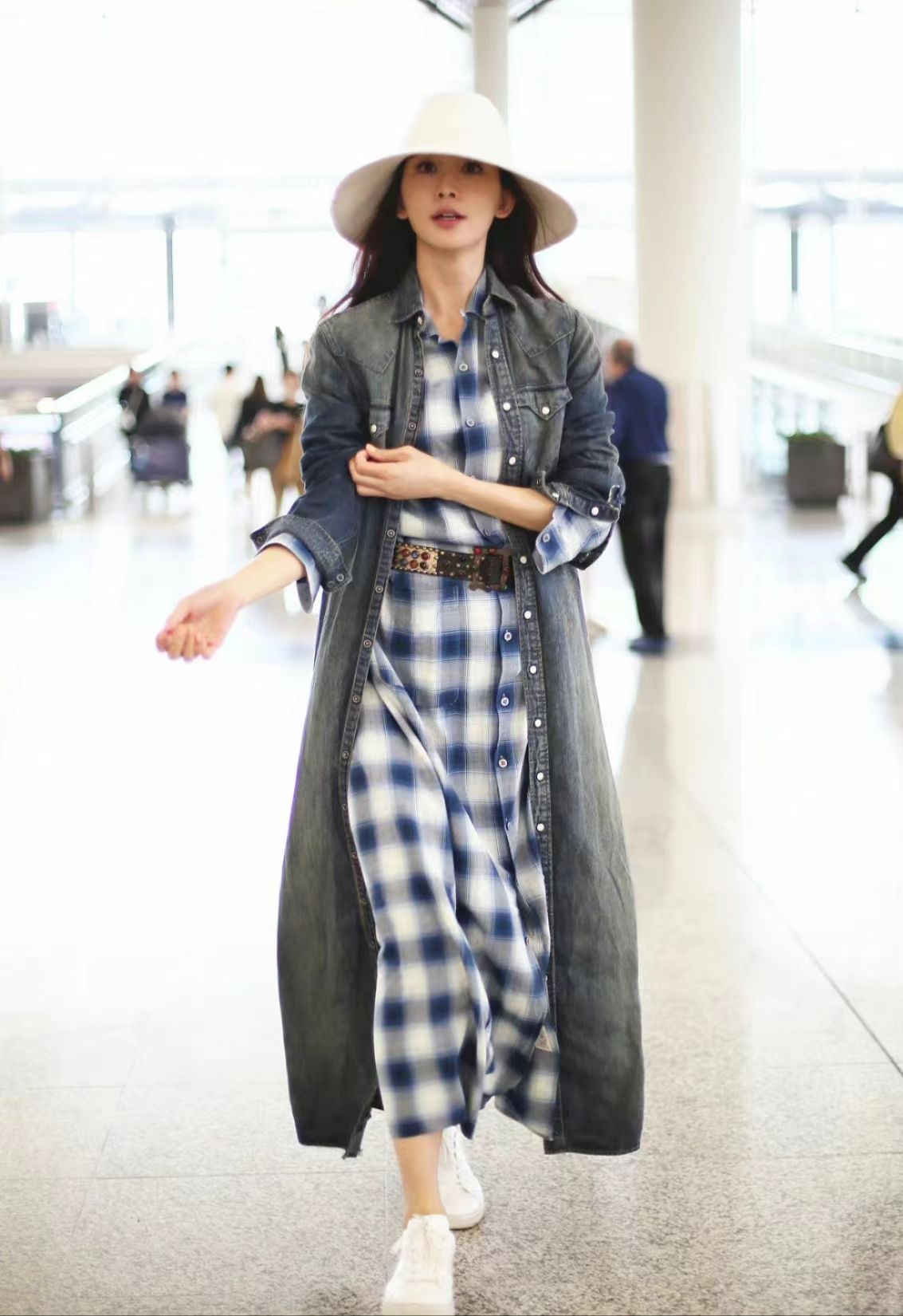 |48岁林志玲生子后太低调，晒近照素颜状态好，合照不输小20岁昆凌