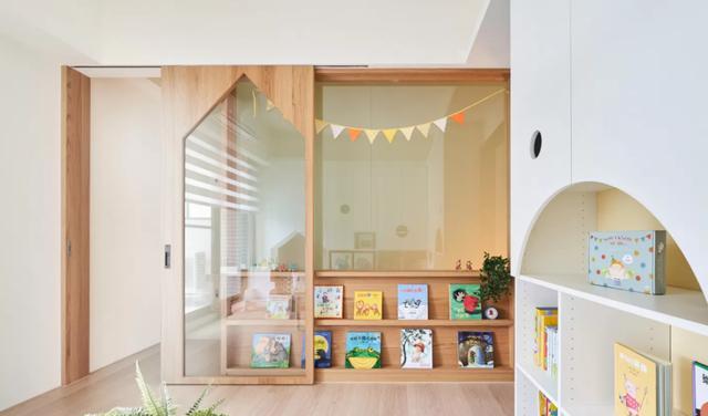 客厅不要沙发，窗边打造卡座延伸一个弧形地台，家庭游乐场上线了