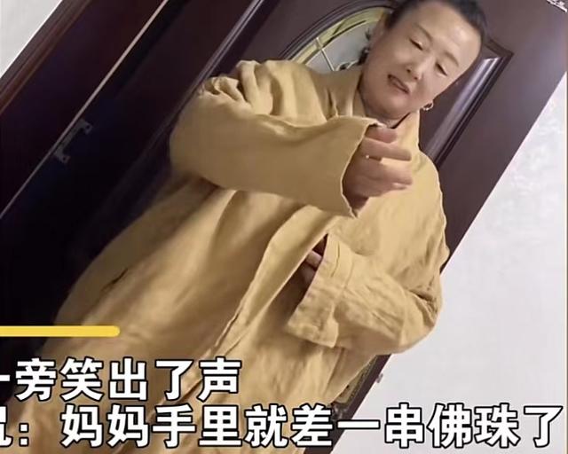 女儿衣服卖不出去,老妈帮忙推销,穿上秒变“出家人”,网友笑喷