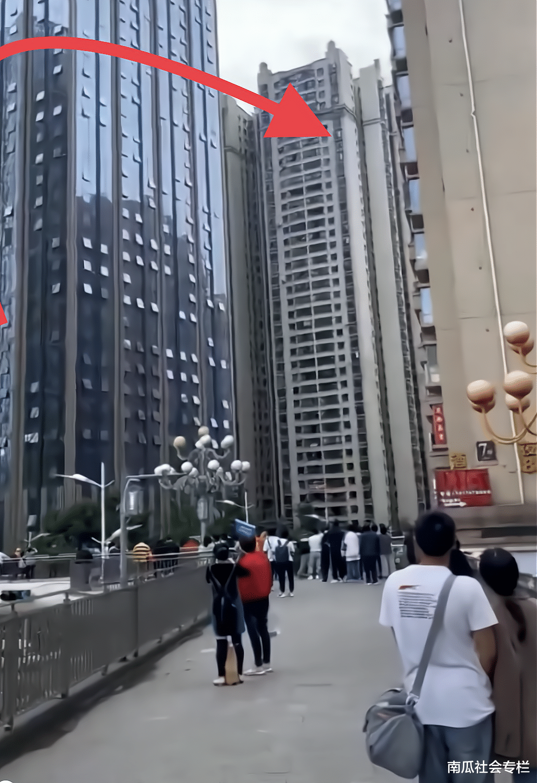 贵阳一男子从37楼徒手向下爬,画面看着都腿软,网友:老王胆真肥!