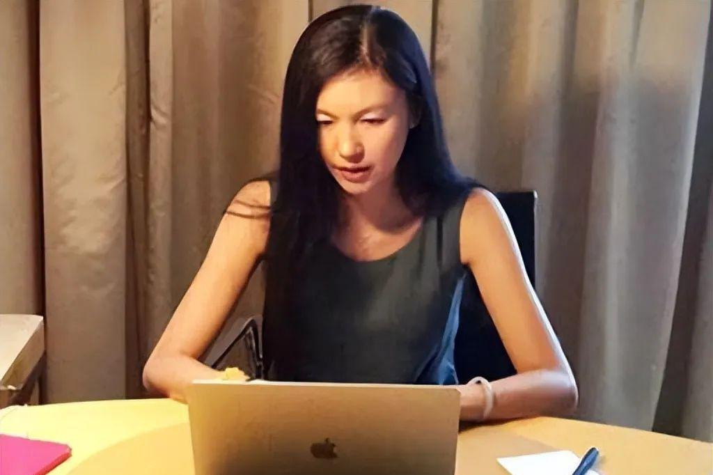 中国第一位盲人模特:曾因失明自杀,一个男人救了她,如今生了两个儿子幸福美满