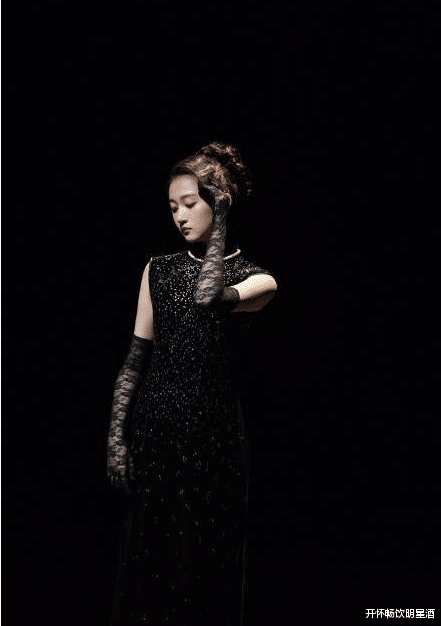 关晓彤|关晓彤挑战不同的旗袍，展现不同风格下的女神风姿，让人着迷！