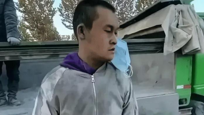 小沈龙|?赵本山徒弟小沈龙在工地搬砖，全身都是水泥，可能因直播而破产