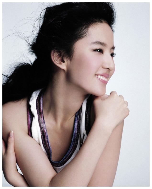 刘亦菲|“争议天仙”刘亦菲：新剧爆红后被翻旧账，公开承认穿过山寨礼服