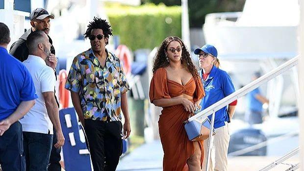 |碧昂斯 (Beyonce) 和杰伊 (Jay Z) 与朋友在纽约市共进休闲晚餐