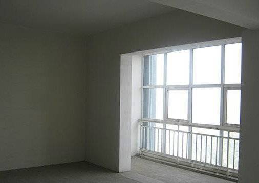 装修新房时,想把客厅墙拆了打通阳台,却被师傅一口回绝了!