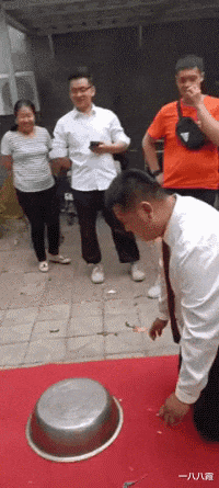 小伙骗41岁漂亮阿姨前来约会,网友:你千万不能伤害他!哈哈哈