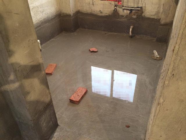 卫生间闭水测试,水位下降师傅却说没事!骂师傅不敬业,却自打脸