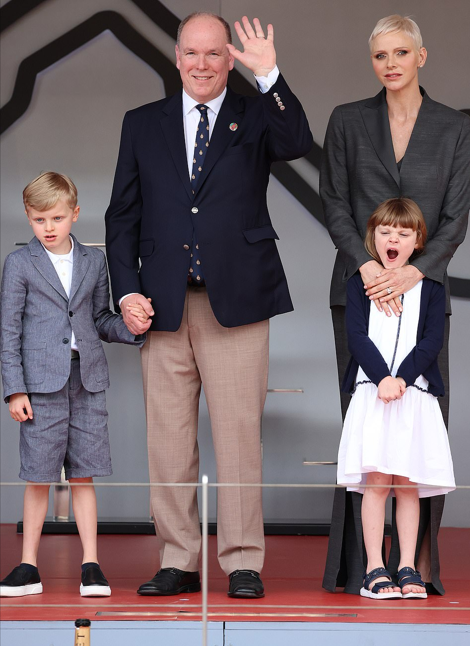 西装 摩纳哥王妃时隔一年半终于复出！超短发配灰西装好美，瘦得脱相了