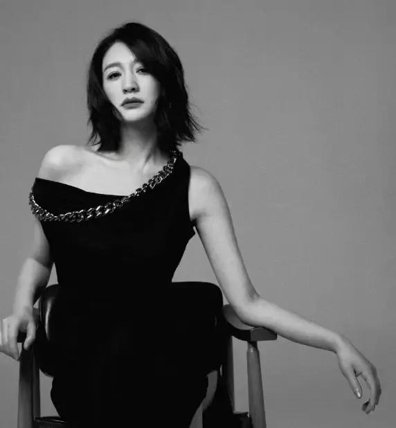 张靓颖|张靓颖的胸，谭维维的腿，殷桃的腰，这些女星隐性的美，太迷人