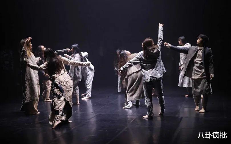 时装周|“复活”邓丽君！外省时装周将诡异进行到底！