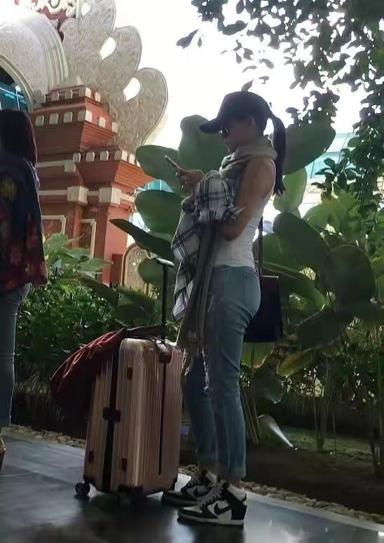 穿衣搭配 林心如同父异母的妹妹曝光，简单清新穿搭少女感十足，颜值好高