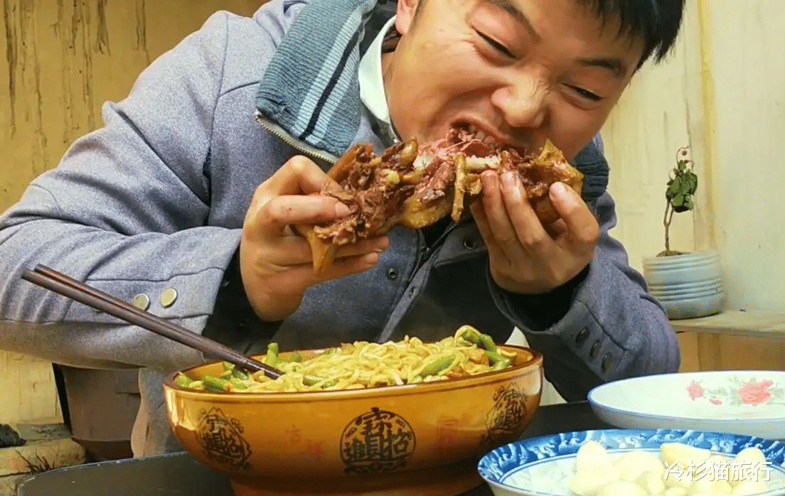 小夫妻两年没吃过一口肉,同事喜宴上过足嘴瘾,同事:太心酸了