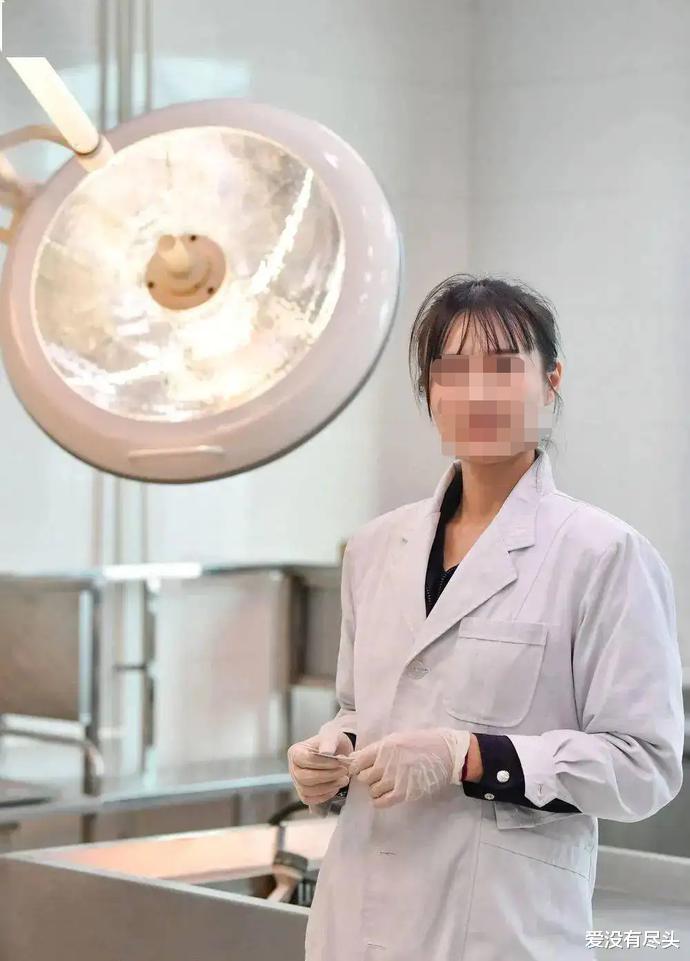 两对大学生情侣野外寻刺激,“抄墓碑”“打野战”:死人就在身下