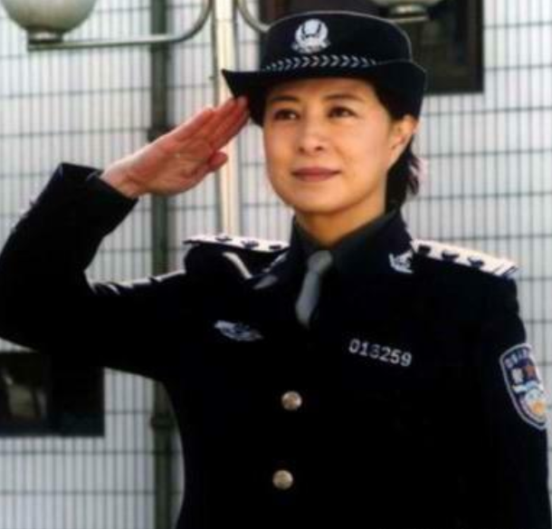 任长霞|“穿着暴露”就别演女警,这5位女星告诉你,教养是刻在骨子里的