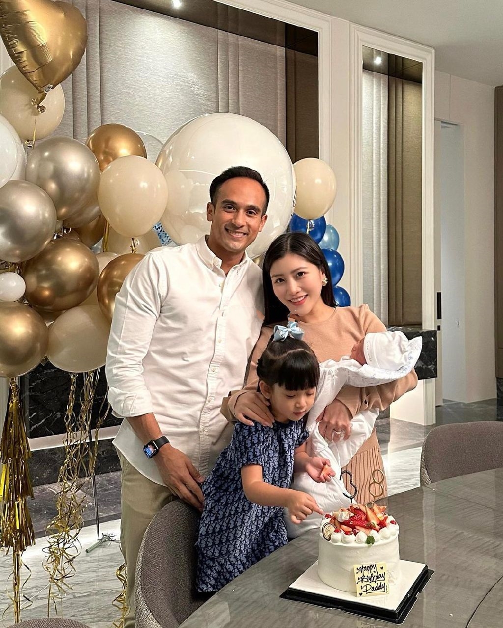 刘德华|刘德华小姨子首晒产房照，素颜出镜恢复超好，与老公甜蜜互视