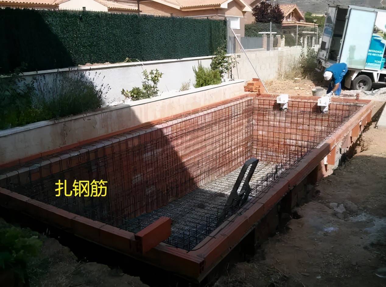 老爸就是闲不住，好好的院子非要现浇个泳池，邻居常来参观！