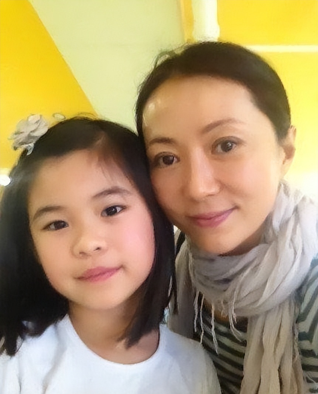 |《小螺号》程琳,55仍未婚，和养女相依为命，自责没能给孩子父爱