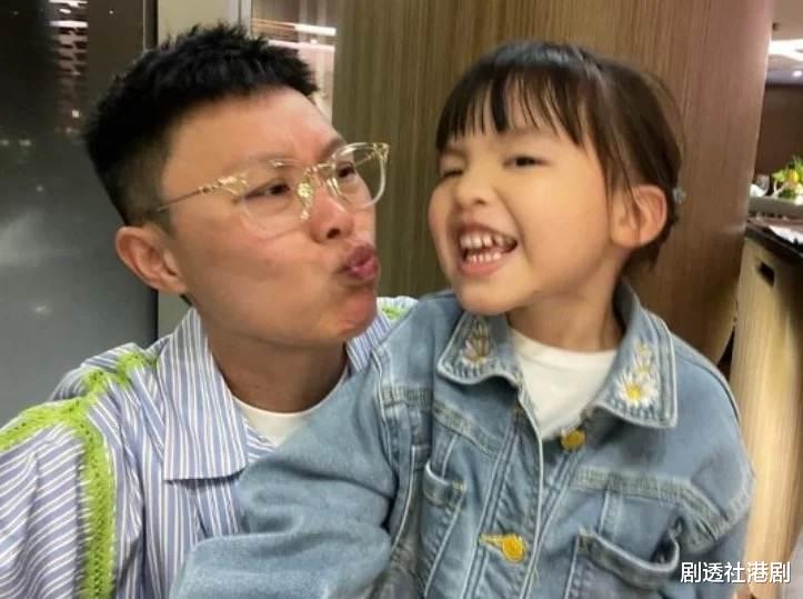 聚会|51岁郭可盈出席家庭聚会，林文龙黑到发光，熊黛林双胞胎女儿抢镜